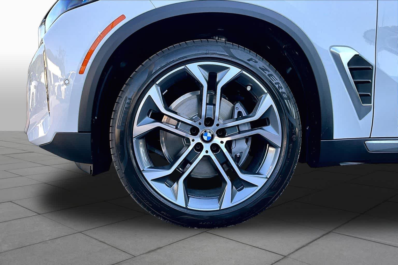 New 2026 Mineral White Metallic BMW xDrive40i image 11
