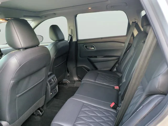 Used 2021 Silver Nissan Platinum image 18