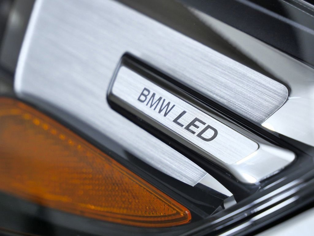 New 2026 Mineral White Metallic BMW xDrive28i image 4