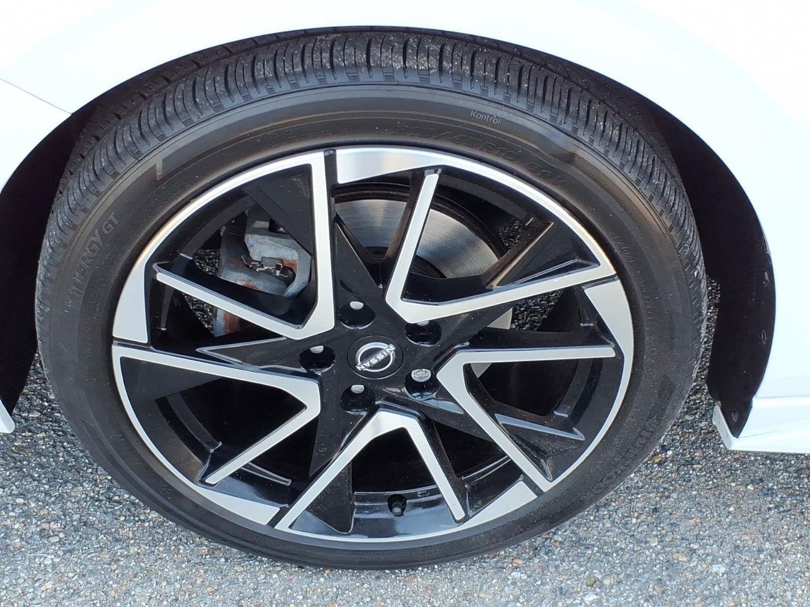 Used 2025 Aspen White Tricoat/Super Black Nissan SR image 4