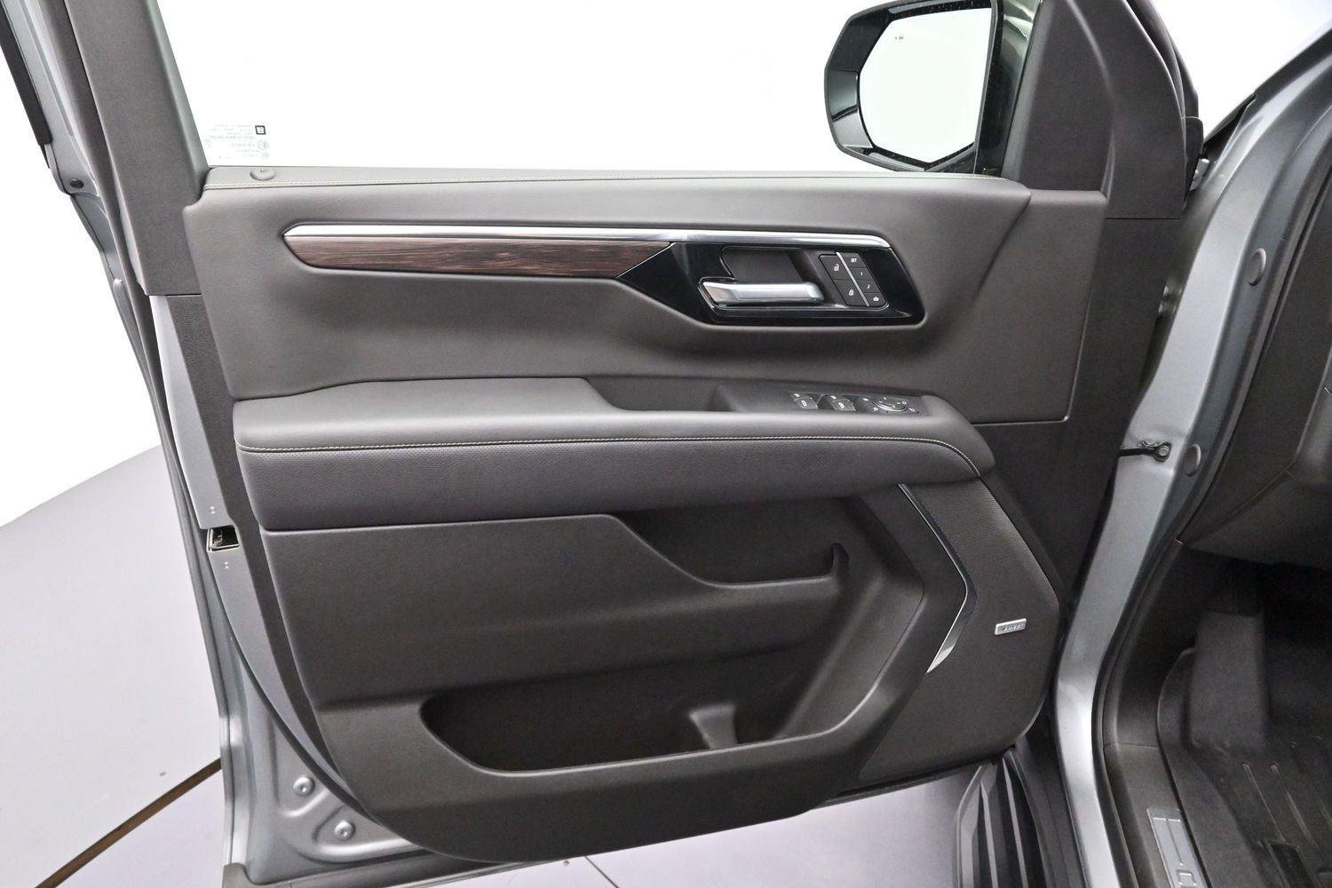 Used 2025 Sterling Gray Metallic Chevrolet Premier image 9