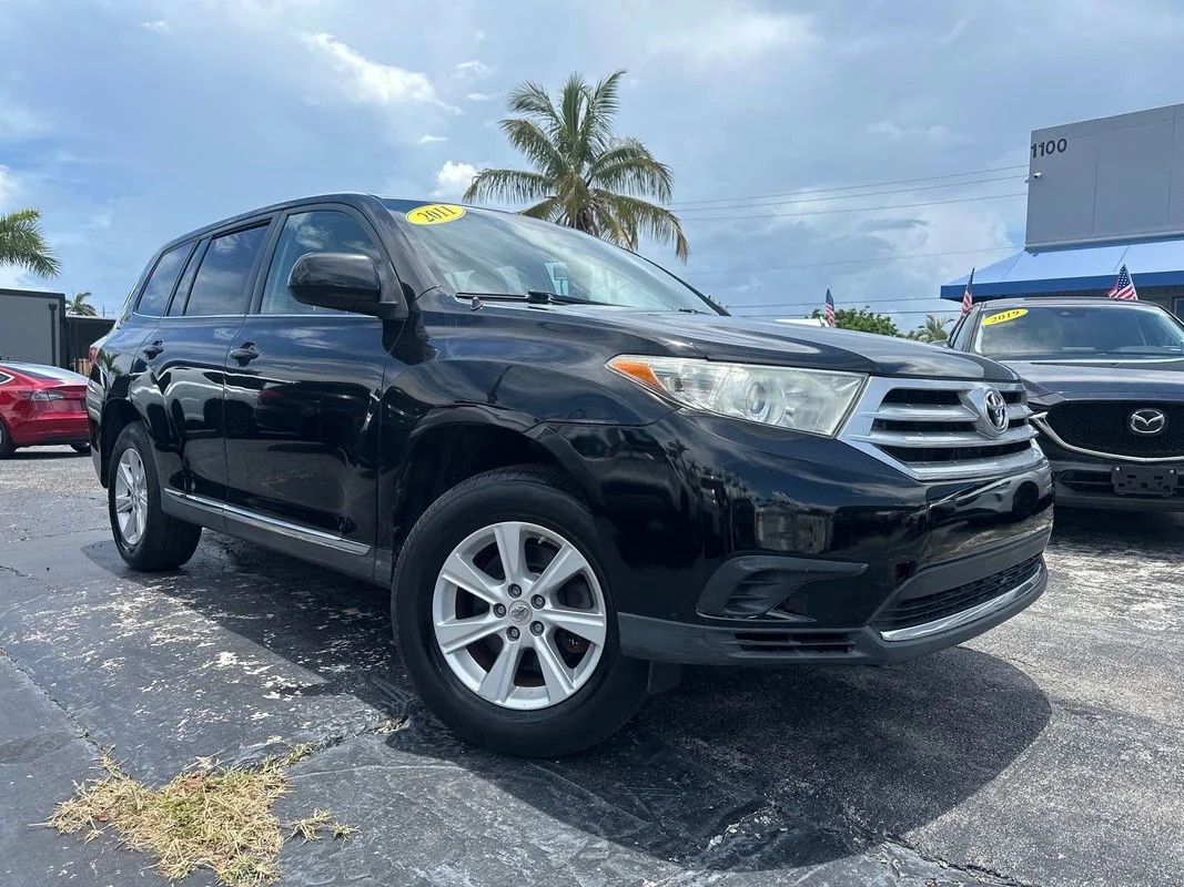 Used 2011  Toyota Base V6 image 3