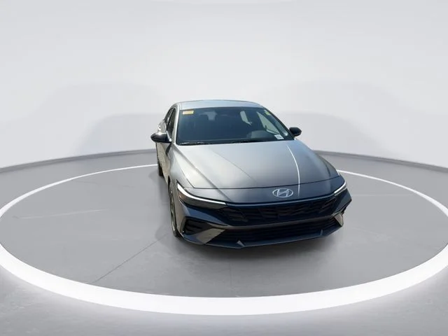 Used 2025 Silver Hyundai SEL Sport image 2