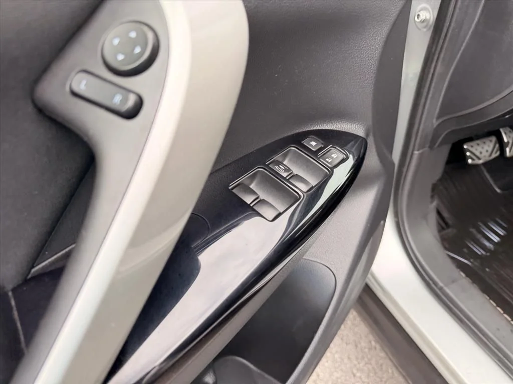 Used 2022 Silver Mitsubishi LE image 11