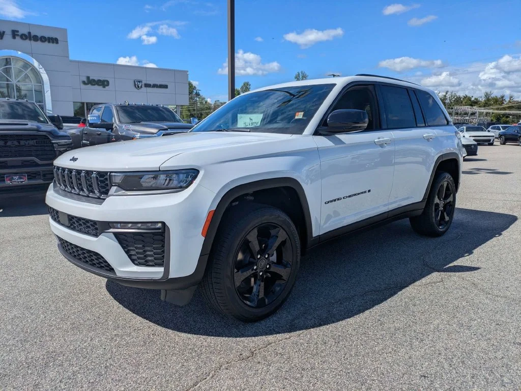 New 2027 Bright White Clear-Coat Paint Jeep  image 8