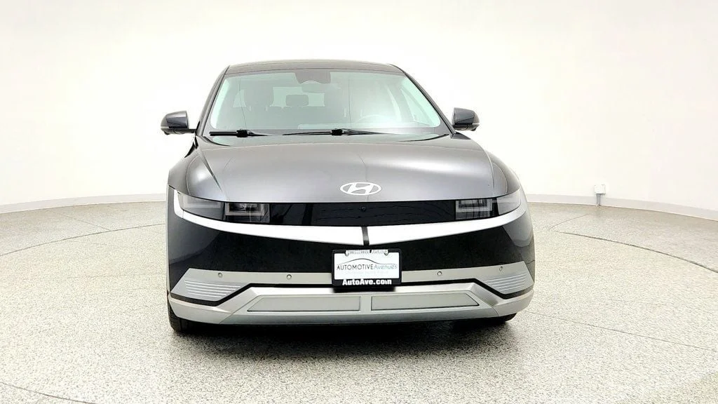 Used 2024 Abyss Black Hyundai Limited AWD Long Range image 2