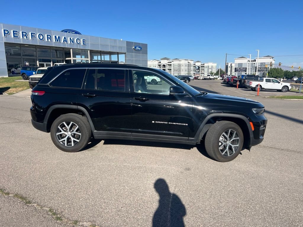 Used 2024 Diamond Black Crystal Pearlcoat Jeep Limited image 4