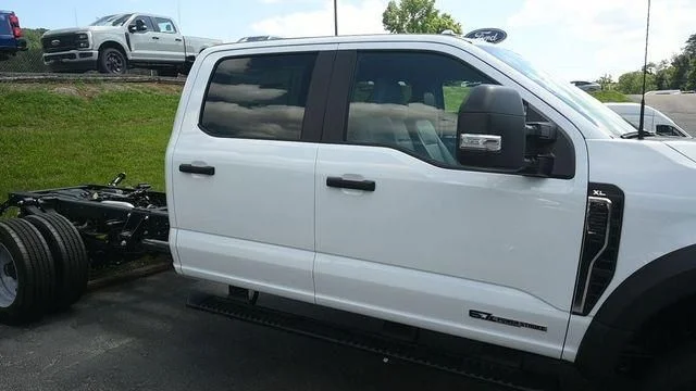New 2026 Oxford White Ford F-550® XL image 4