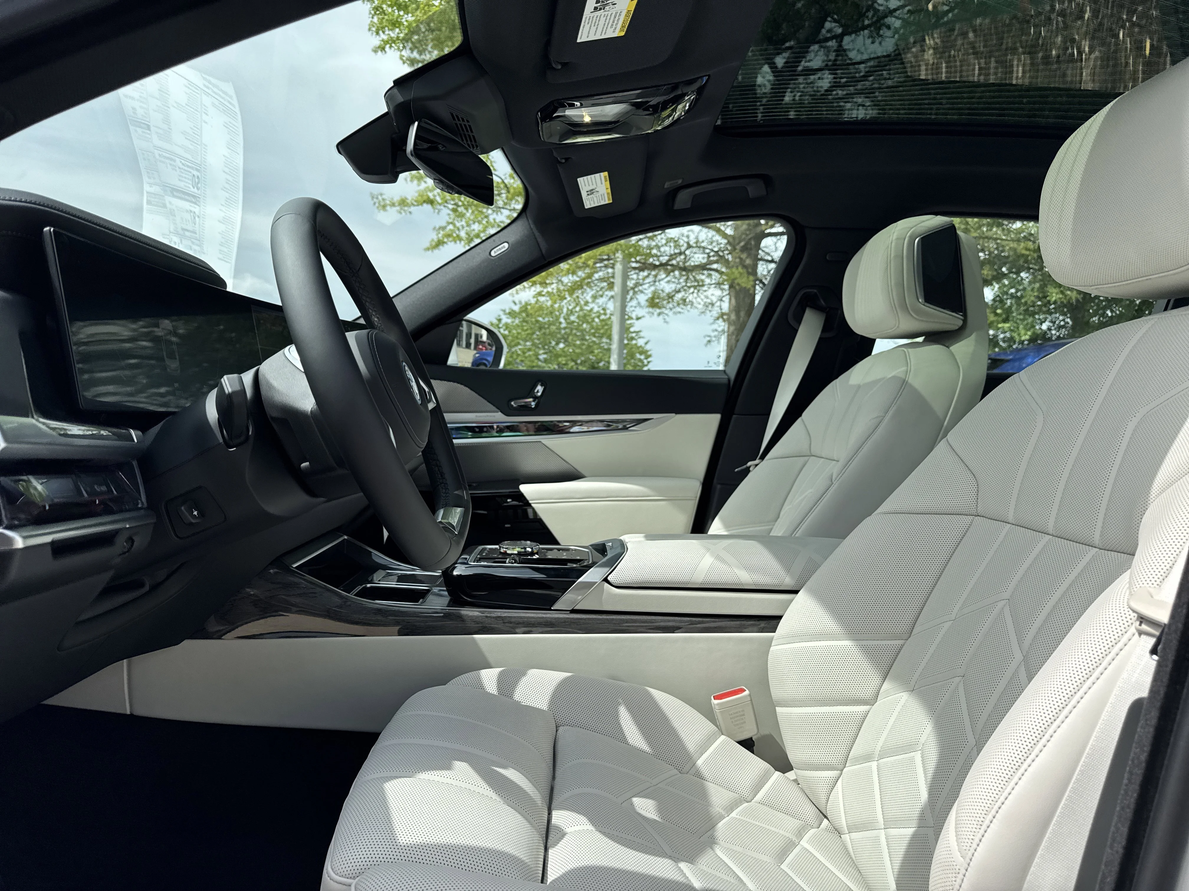 New 2026 MINERAL WHITE BMW xDrive60 image 10