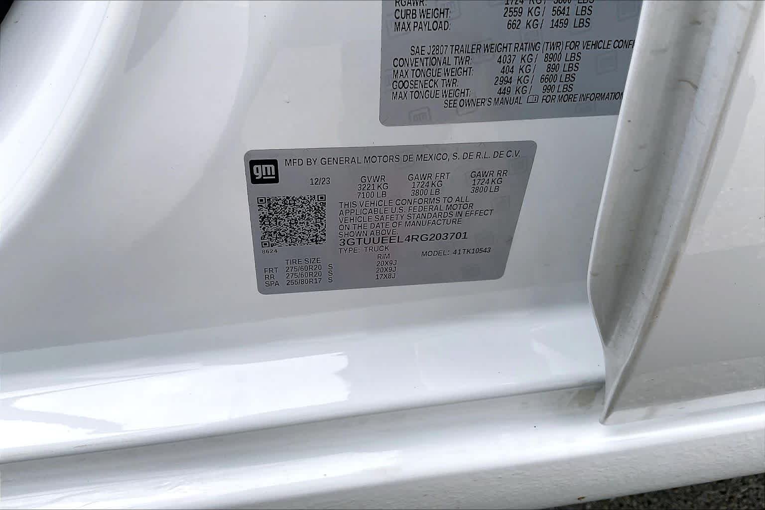 Used 2024 Summit White GMC AT4 image 35
