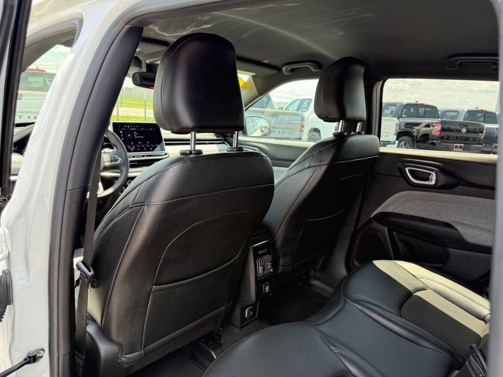 Used 2024 White Jeep Latitude image 10