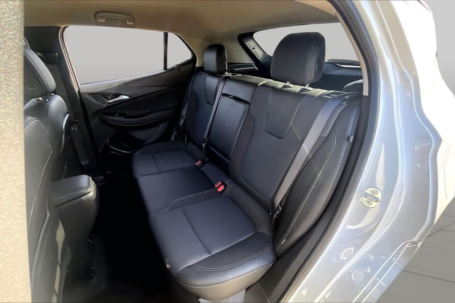 Used 2022 WHITE FROST TRICOAT Buick Select image 21