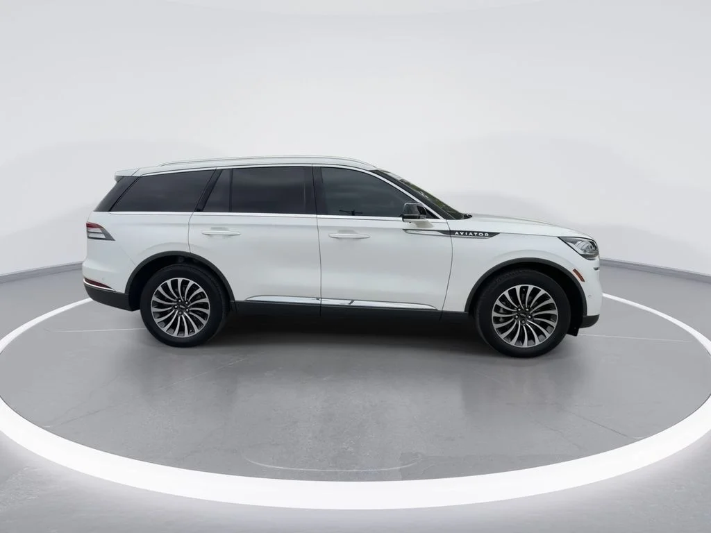 Used 2023 White Lincoln Reserve image 2
