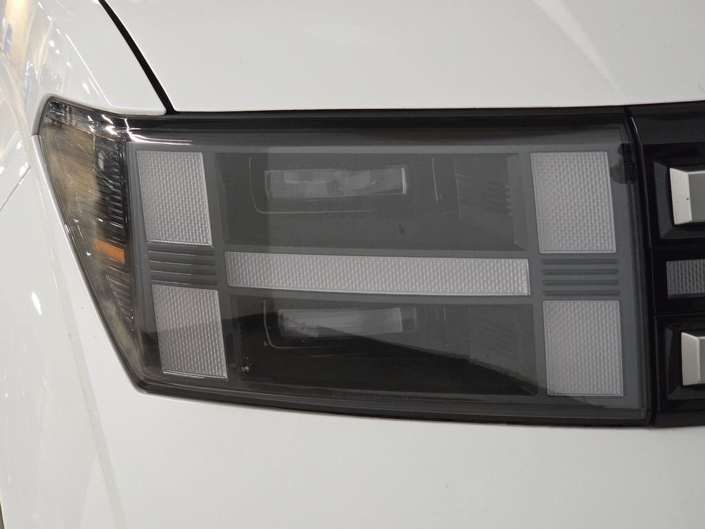 Used 2025 White Hyundai SEL image 14