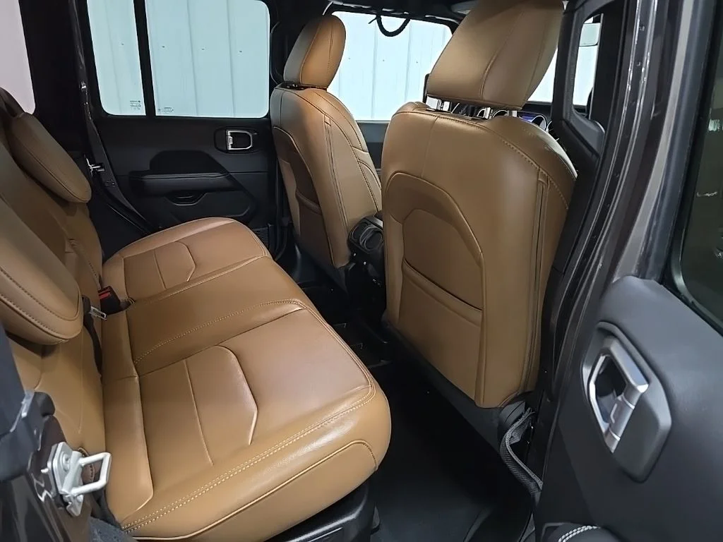 Used 2023 Crystal Metallic Jeep Sahara 4xe image 17