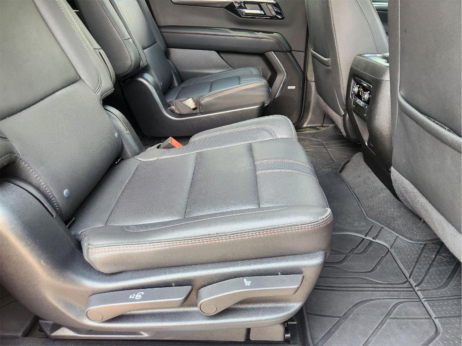 2025 Chevrolet Suburban photo 32 of 35