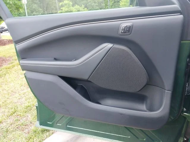 Used 2025 Green Ford Select image 27