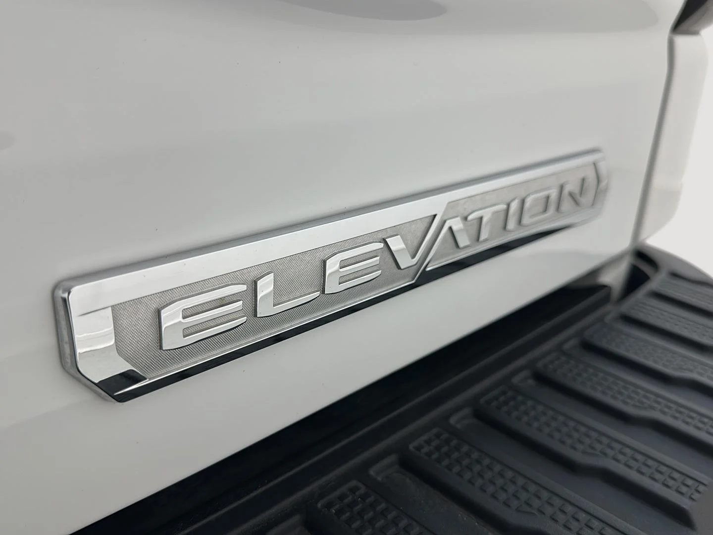 Used 2025 Summit White GMC Elevation image 27