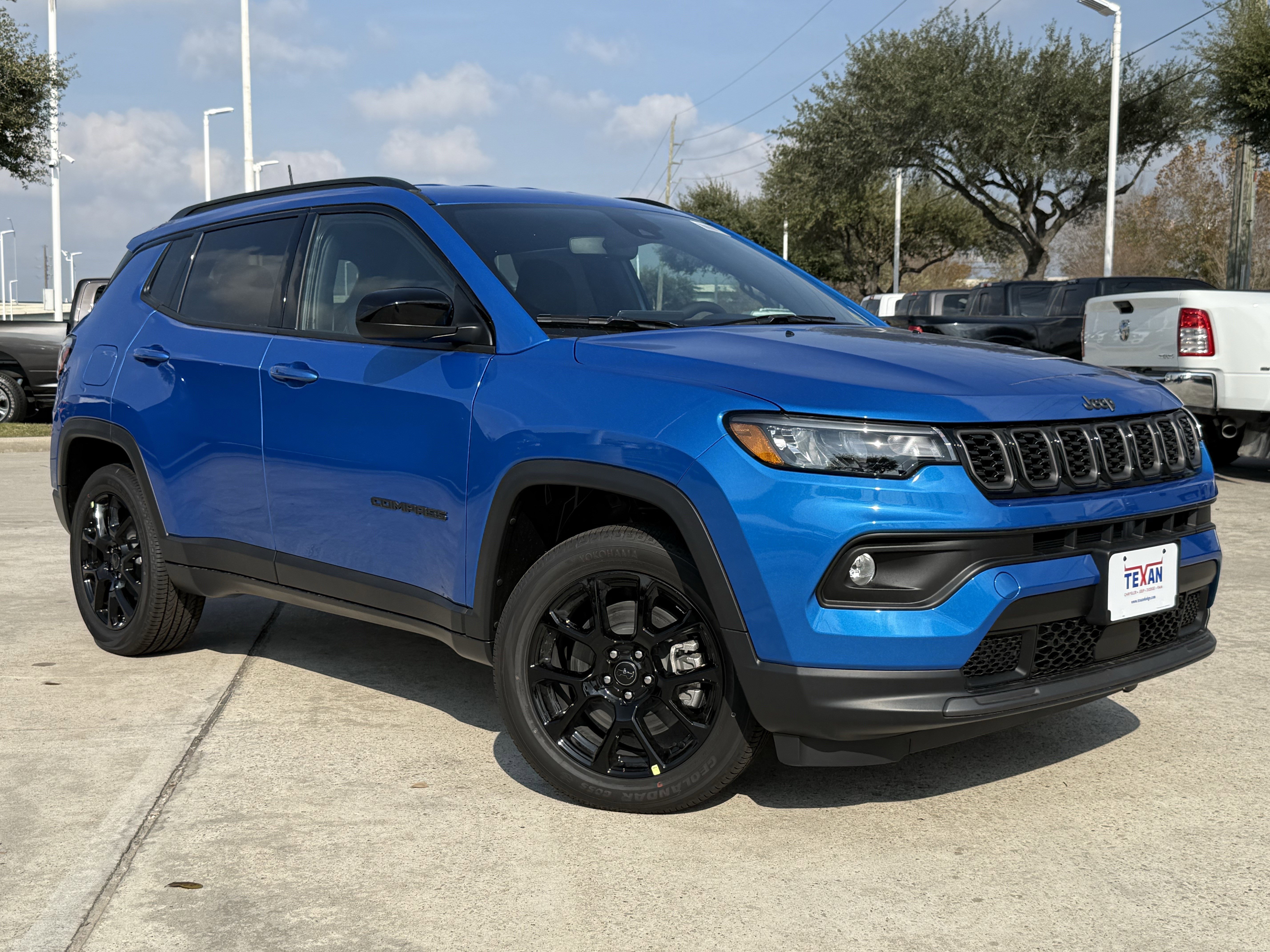 New 2026 Hydro Blue Pearlcoat Jeep Latitude Altitude image 2