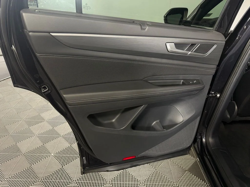 2025 Volkswagen Atlas Cross Sport SE w/Tech - Photo 25