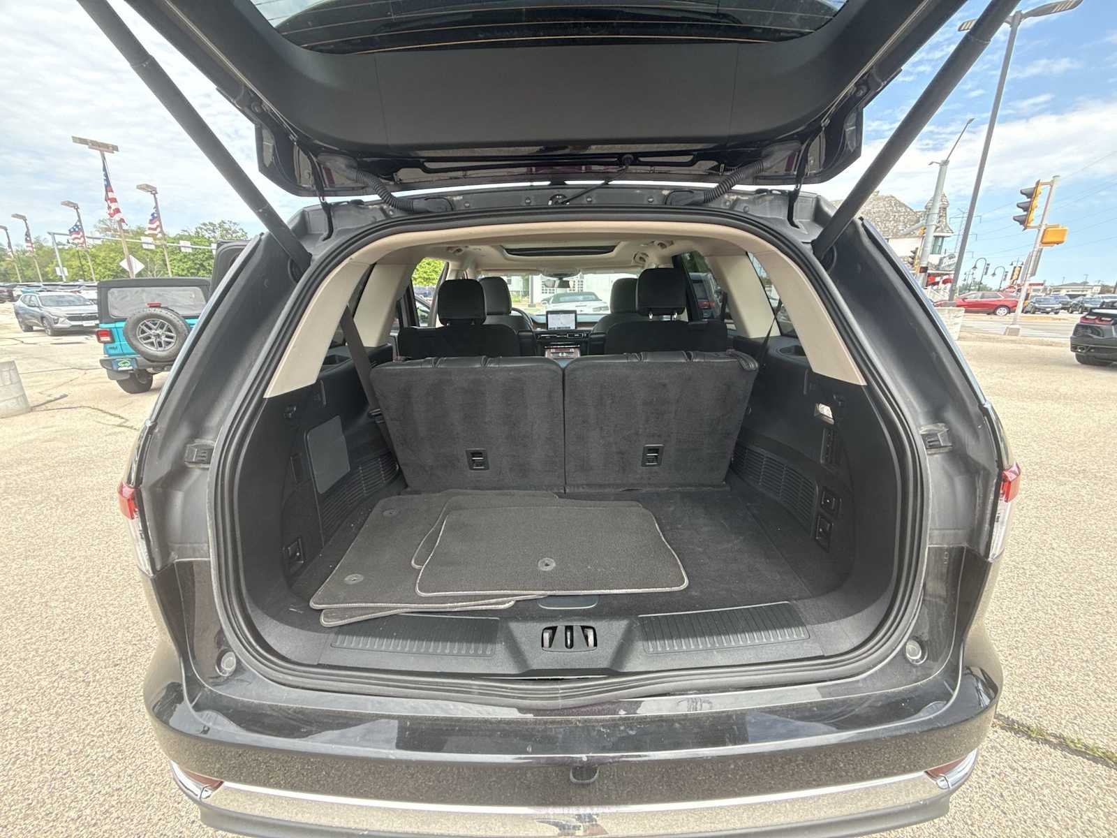 Used 2024 Black Lincoln Reserve image 27