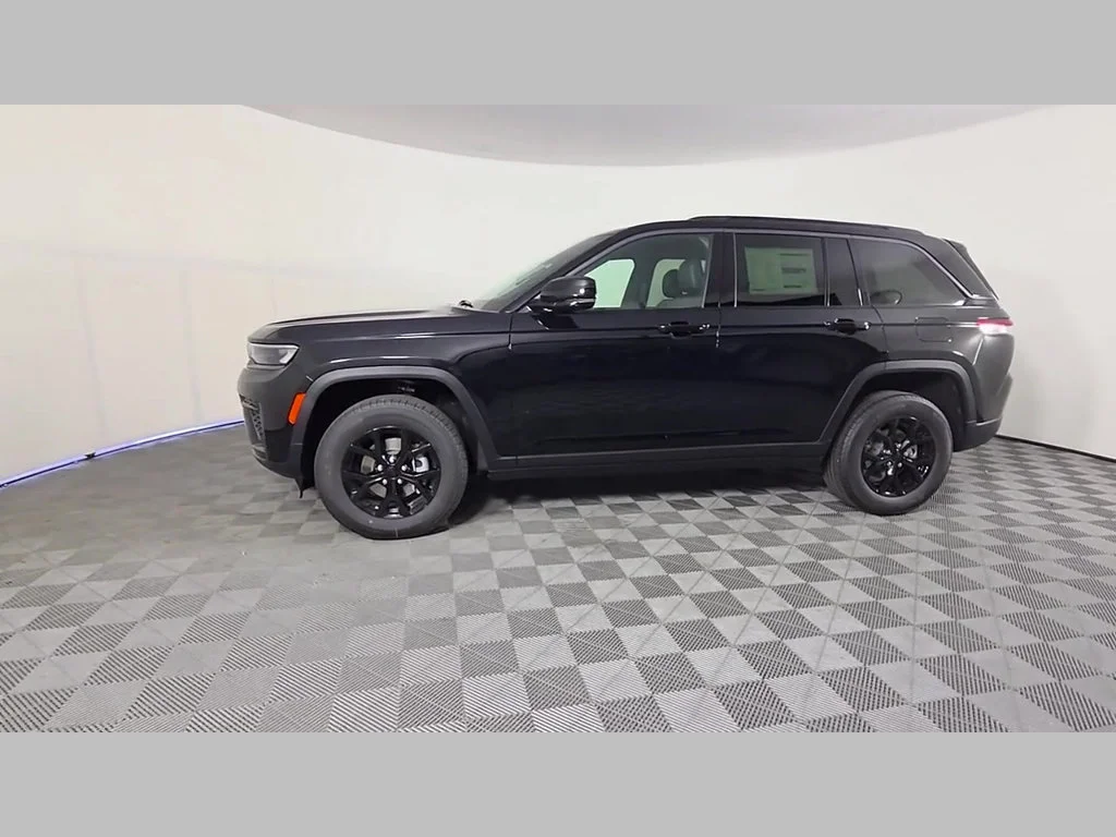 New 2026 Diamond Black Crystal Pearl-Coat Exterior Paint Jeep Laredo Altitude image 34