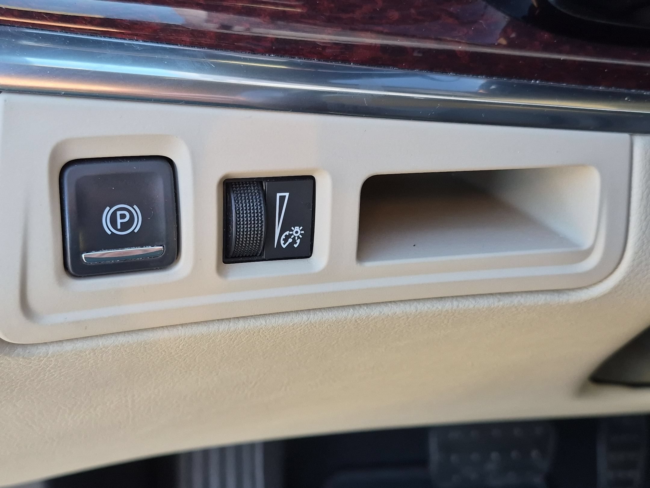 Used 2019 Crystal White Tricoat Cadillac Premium Luxury FWD image 21
