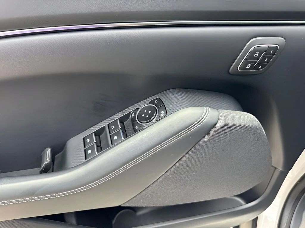 Used 2025 White Ford Select image 28