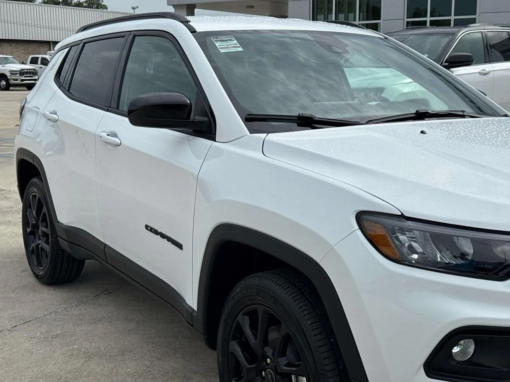 New 2026 White Jeep Latitude image 5