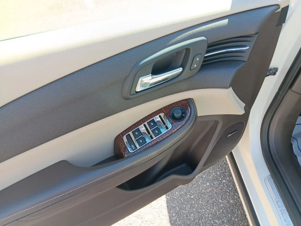 Used 2013 White Diamond Tricoat Chevrolet LTZ image 16
