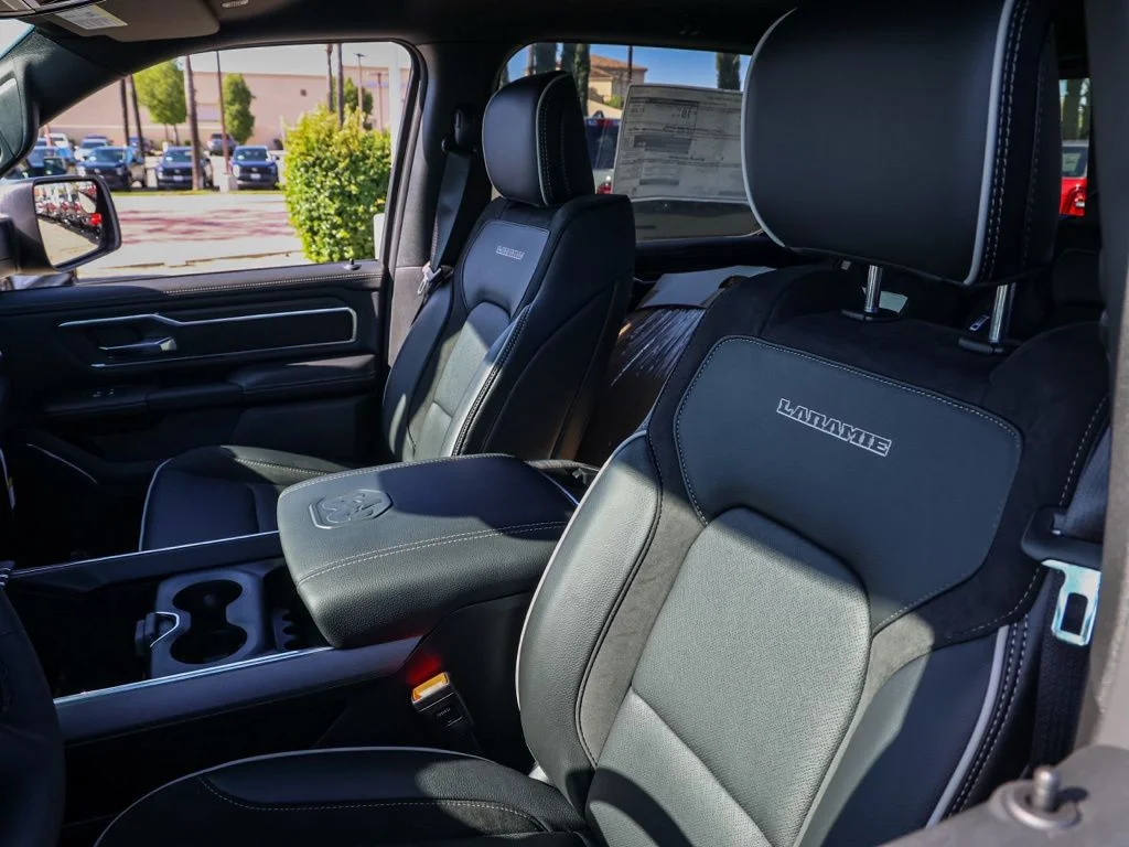 New 2026 Diamond Black Crystal Pearl-Coat Exterior Paint RAM Laramie image 14