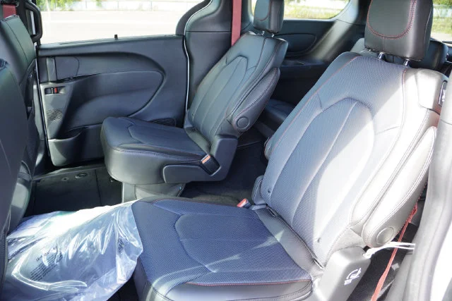 New 2027 Bright White Clear-Coat Paint Chrysler Select image 13