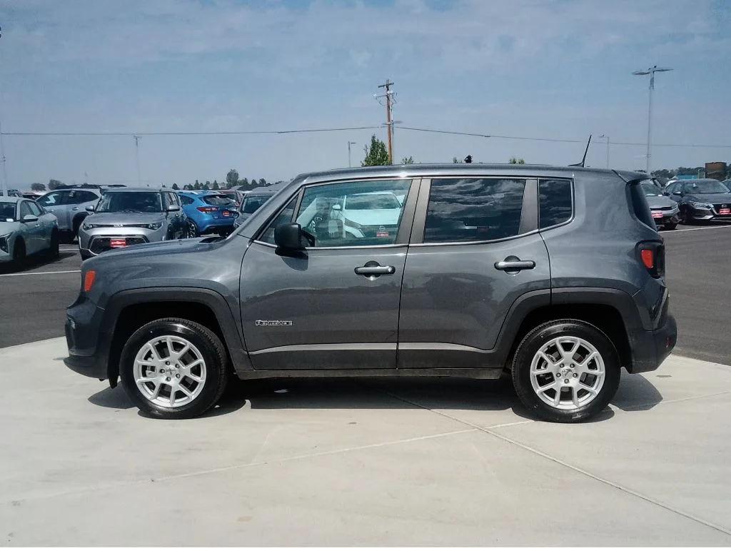 Used 2023 GRAPHITE GRAY Jeep Latitude image 6