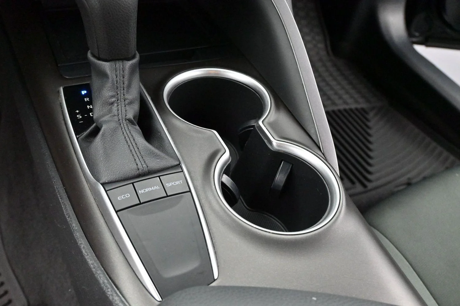 Used 2022 Midnight Black Metallic Toyota LE image 18
