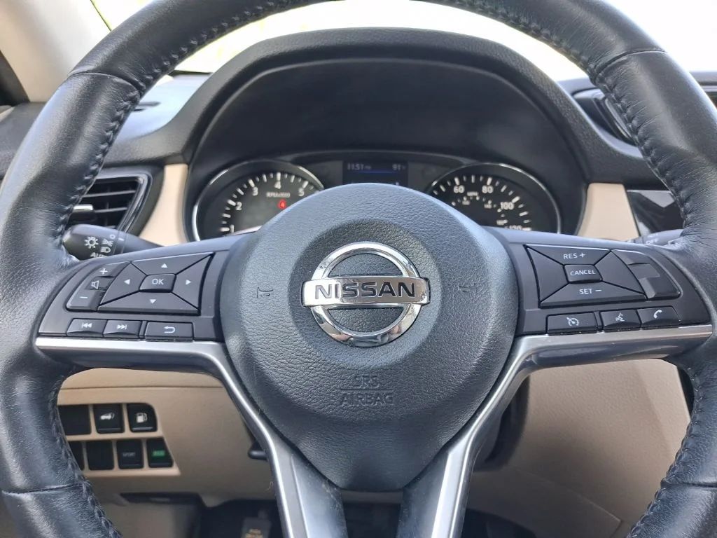 Used 2018 White Nissan SV image 31