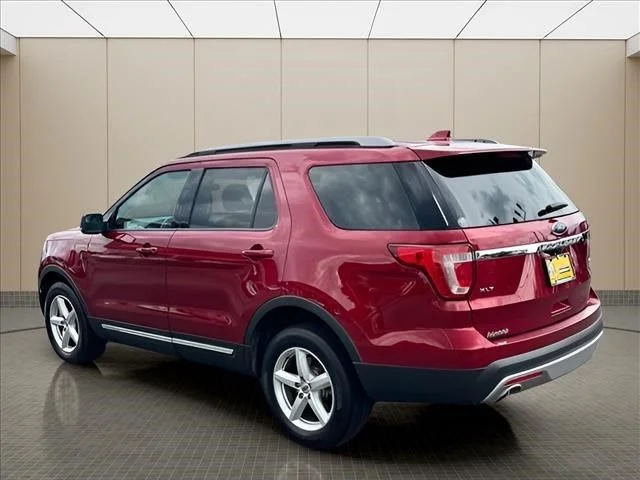 Used 2017 Red Ford XLT image 4