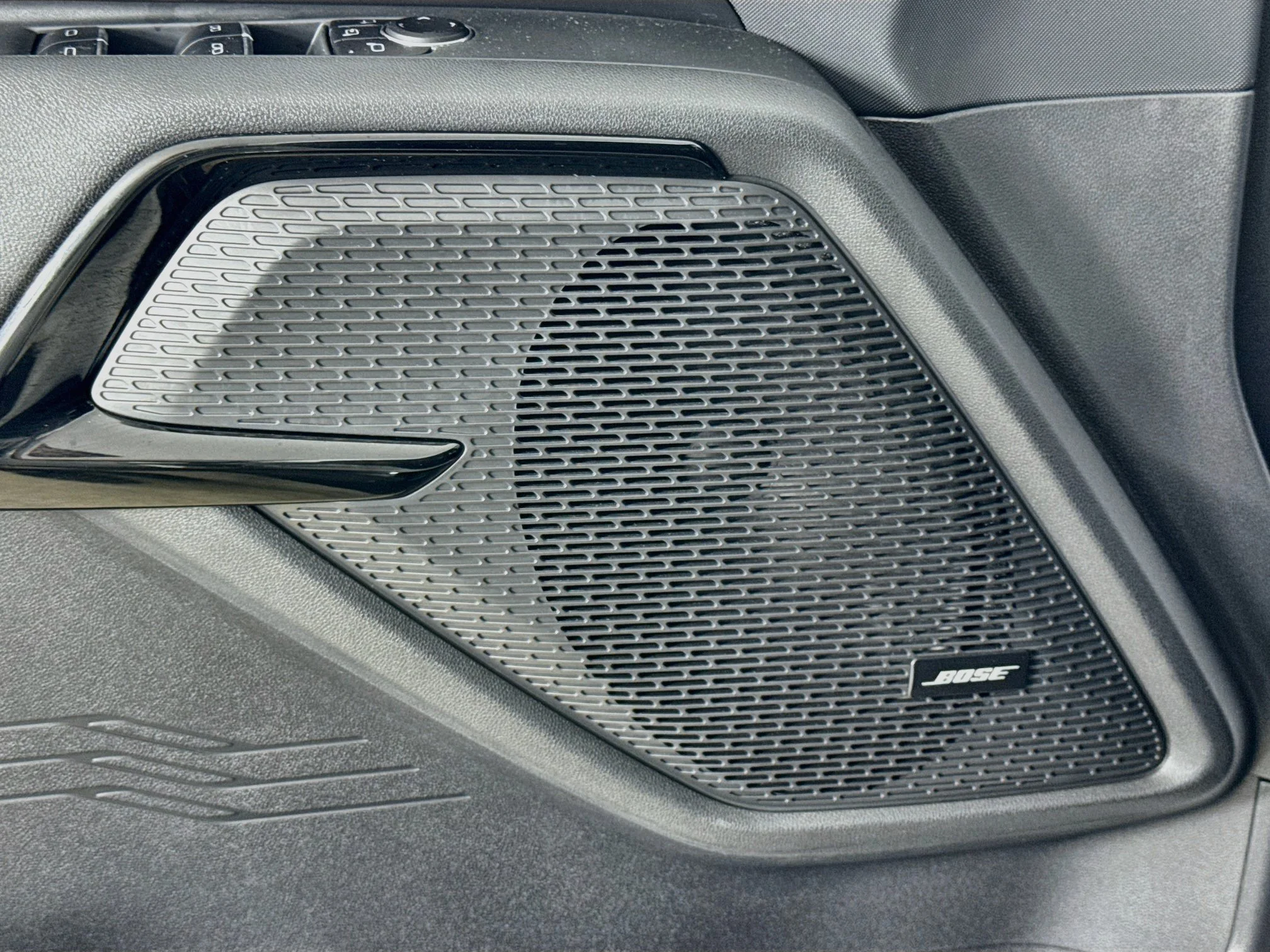 Used 2025 Summit White Chevrolet RST - Extended Range image 21
