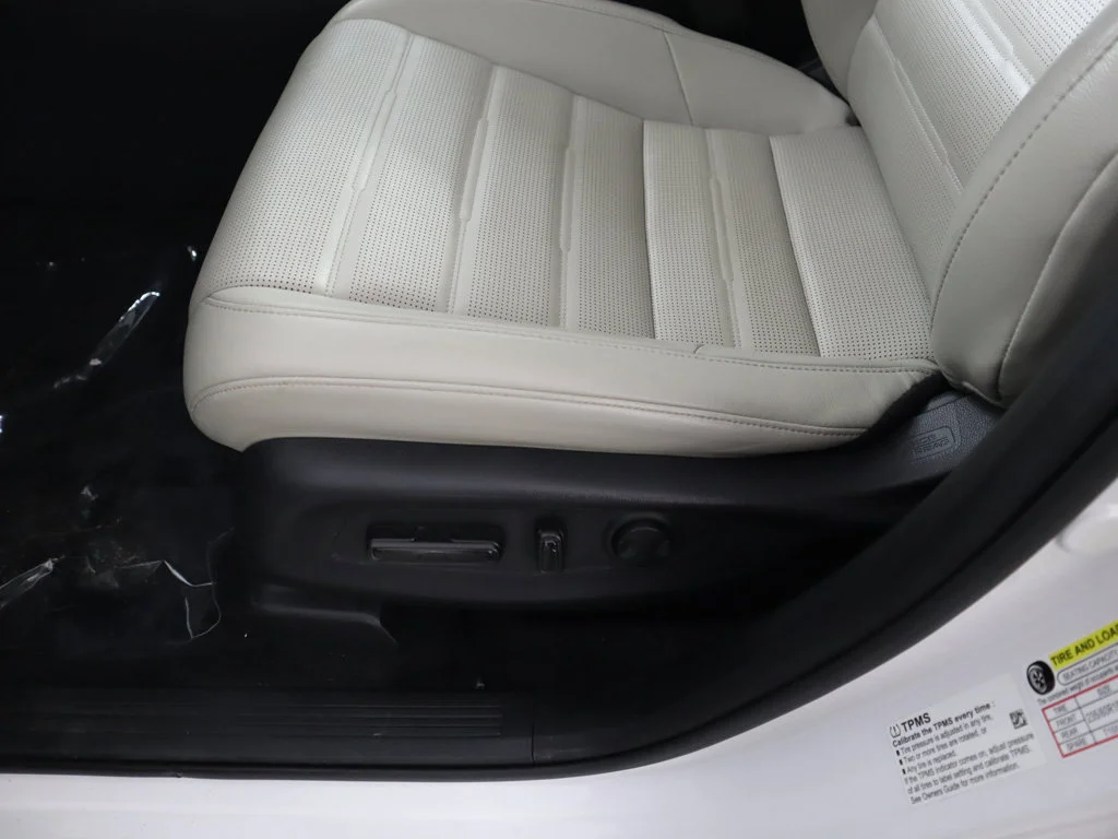 Used 2024 Platinum White Pearl Honda EX-L image 32