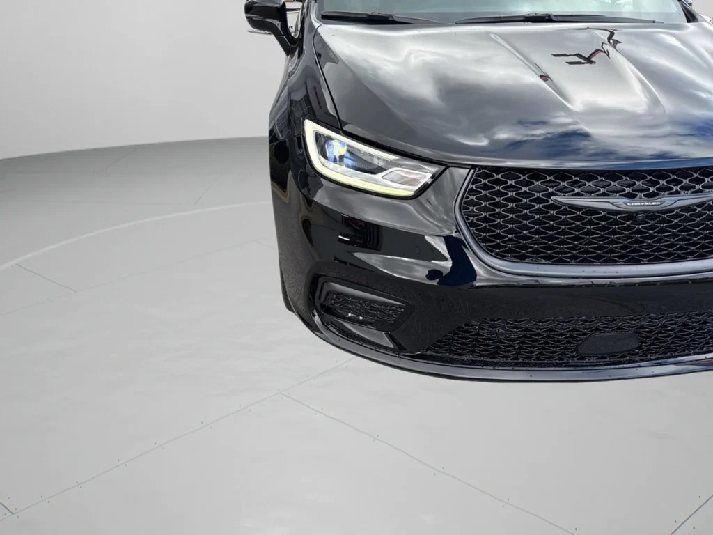 New 2026 Diamond Black Crystal Pearl-Coat Exterior Paint Chrysler Select image 44