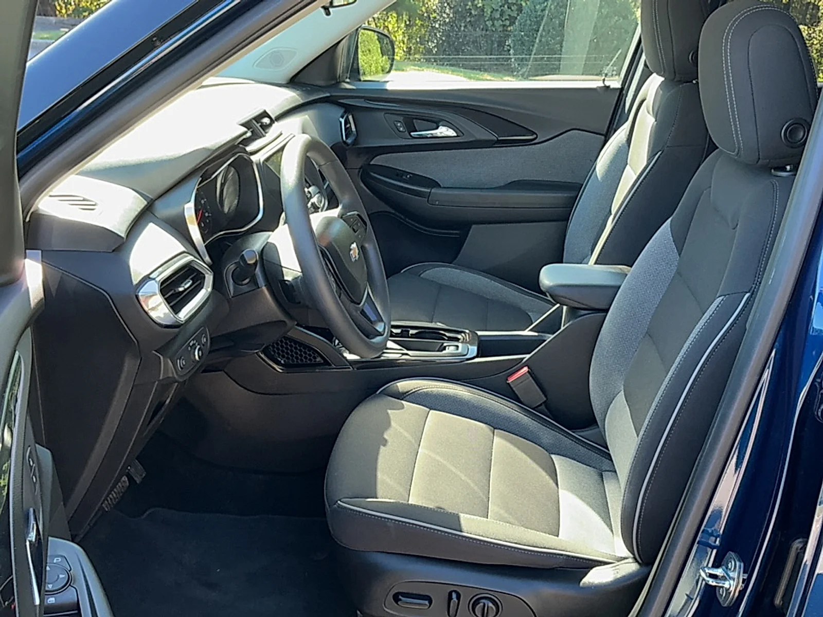 Used 2023 Blue Glow Metallic Chevrolet FWD LT image 15