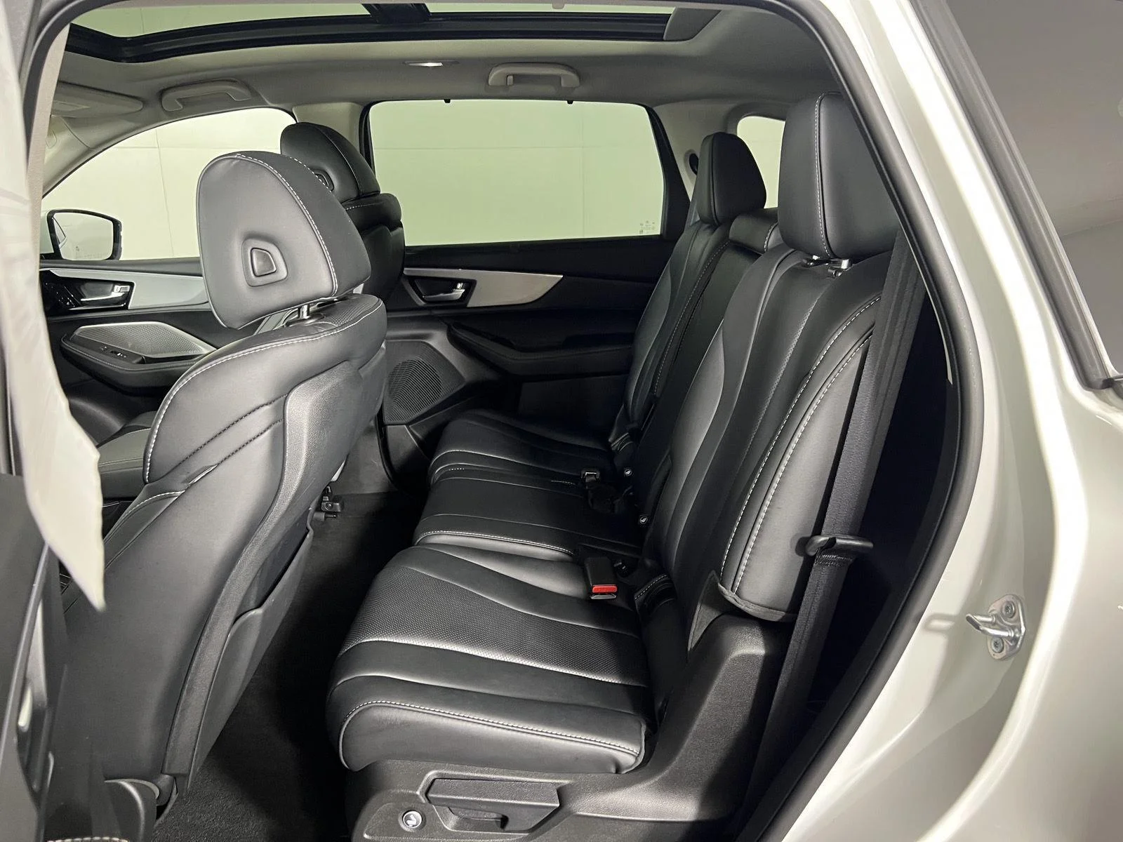Used 2024 Platinum White Pearl Acura  image 23
