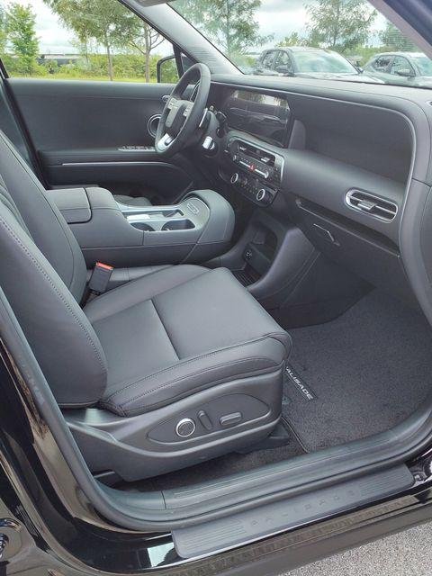 New 2026 Abyss Black Hyundai SEL Premium image 25