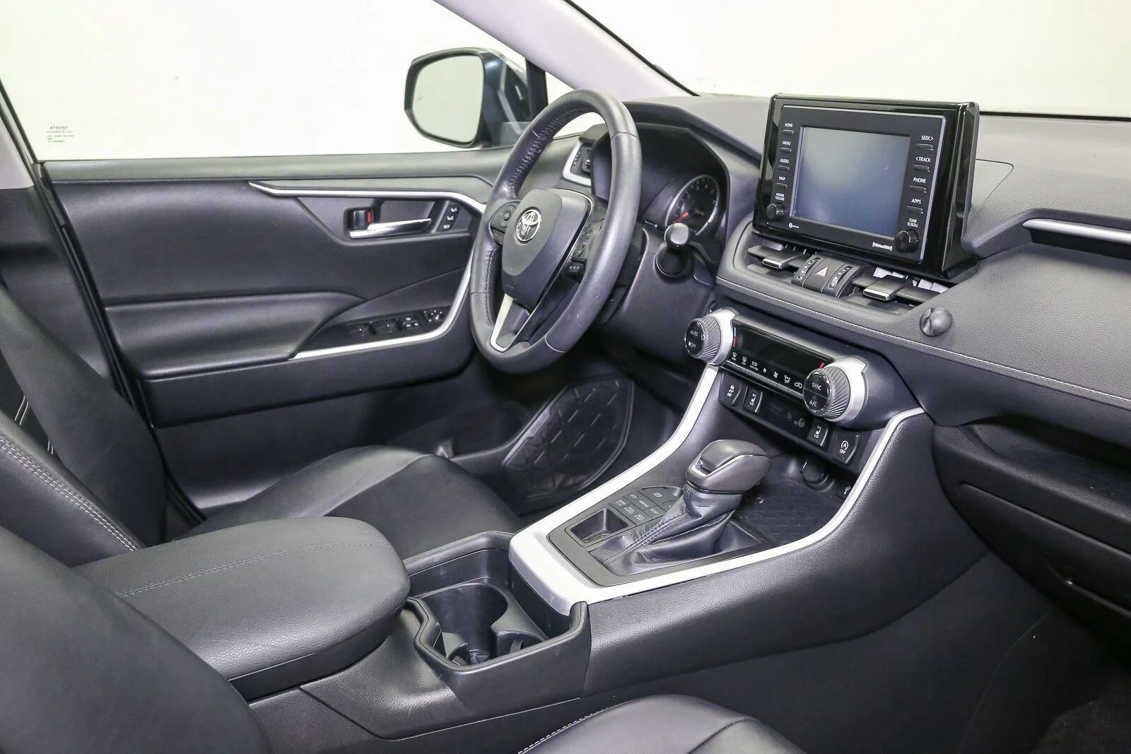 Used 2020 Magnetic Gray Metallic Toyota XLE Premium image 21