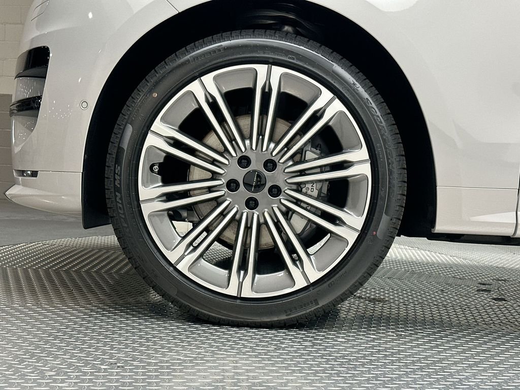 New 2026 Borasco Grey Land Rover Dynamic SE image 5