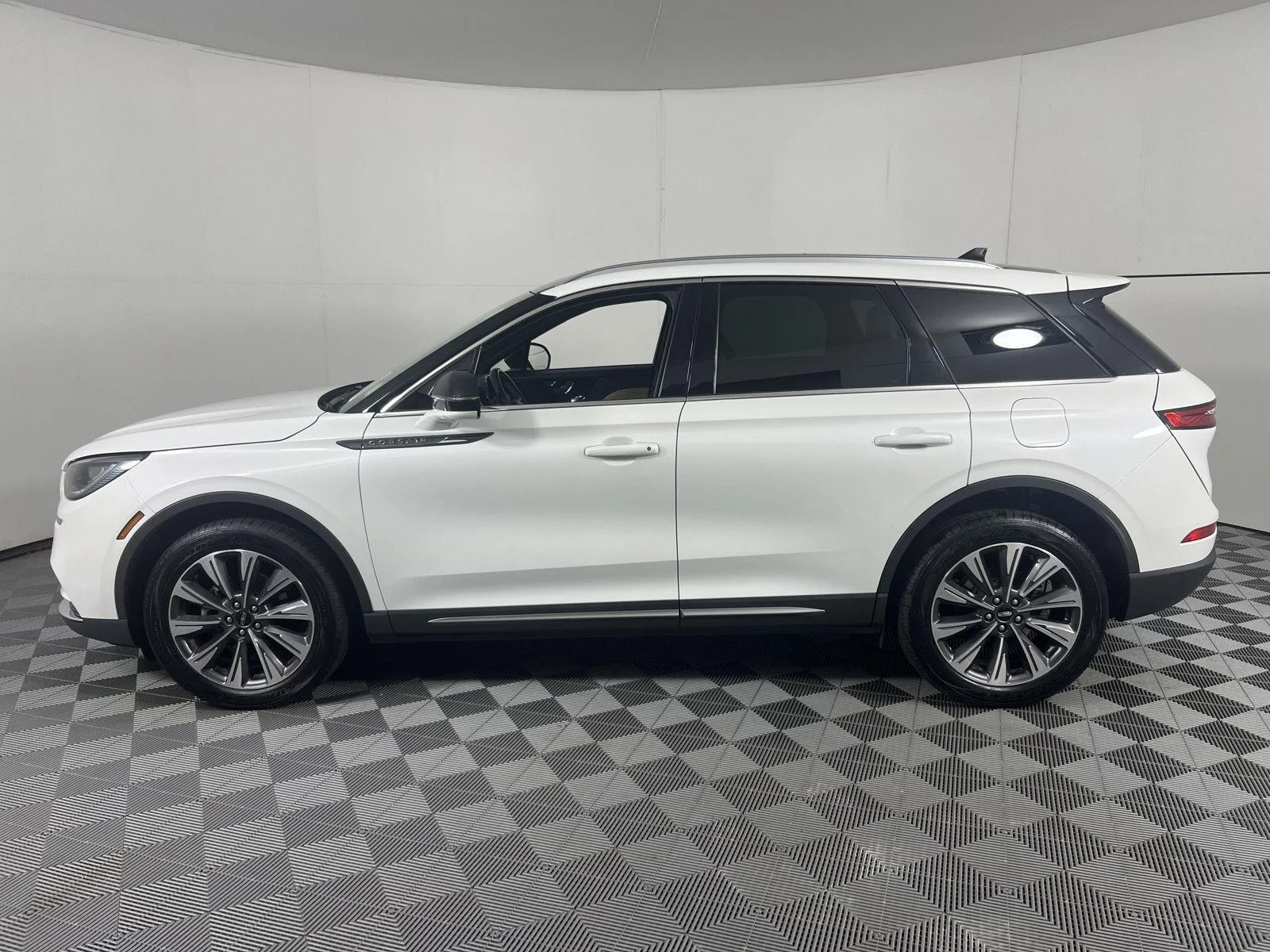 Used 2021 Pristine White Lincoln Reserve image 11