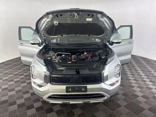 Used 2023  Mitsubishi SE image 11