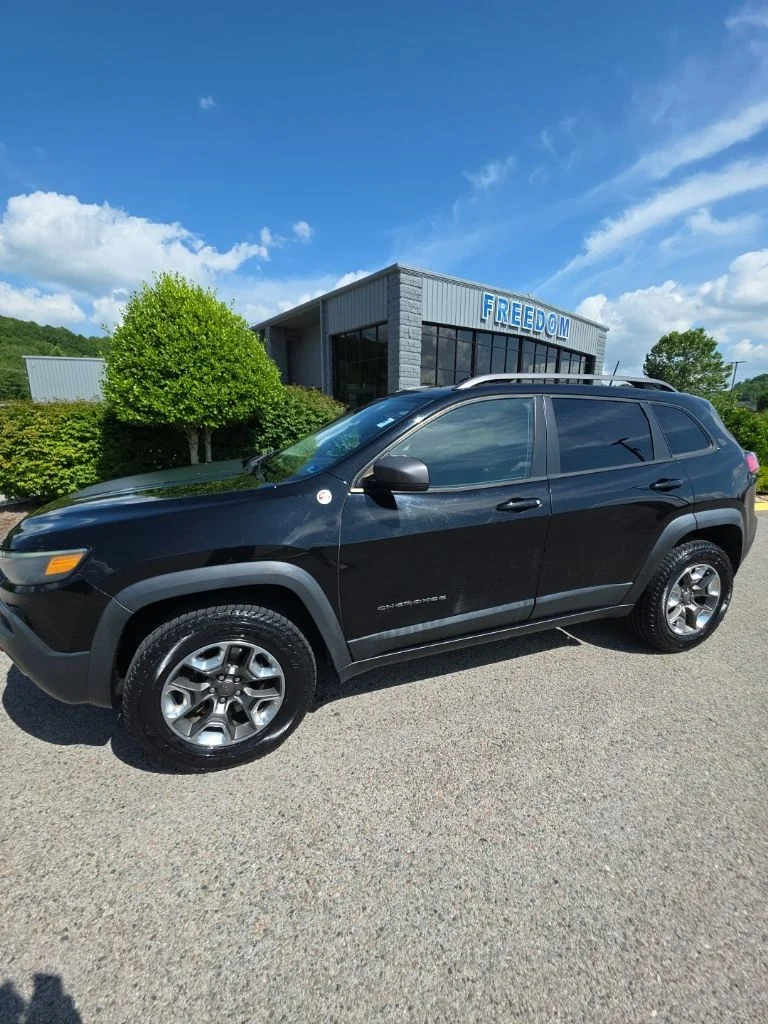 Used 2019 Diamond Black Jeep Trailhawk image 22