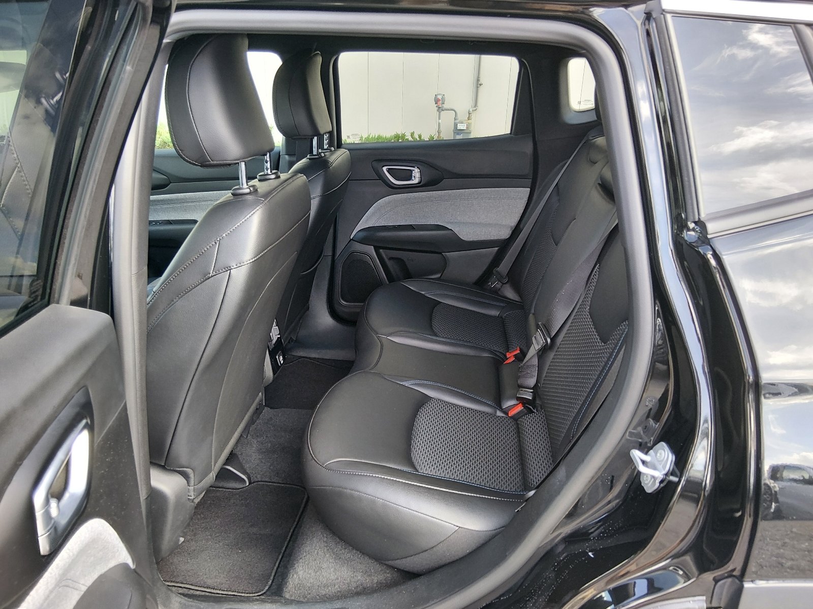 Used 2026 Diamond Black Crystal Pearl Coat Jeep Latitude image 13