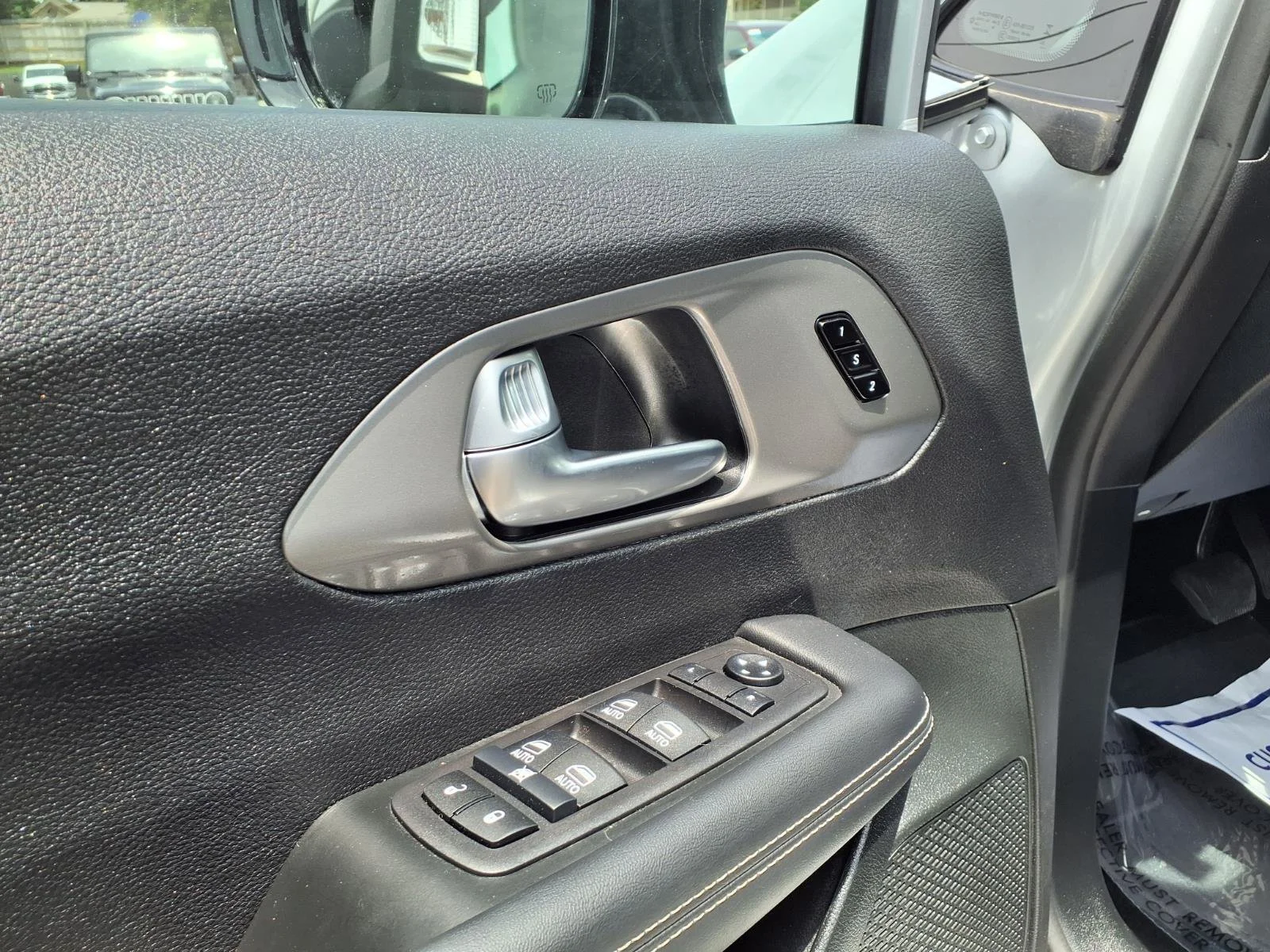 Used 2026 Silver Mist Clearcoat Chrysler Select image 13