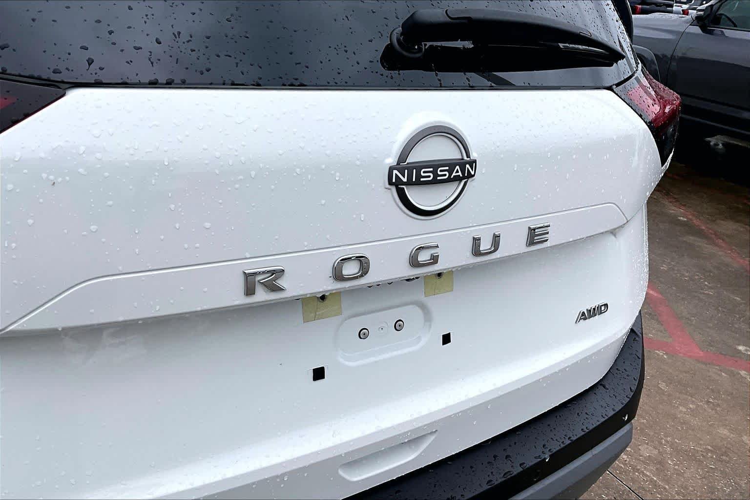 Used 2023 Glacier White Nissan S image 30